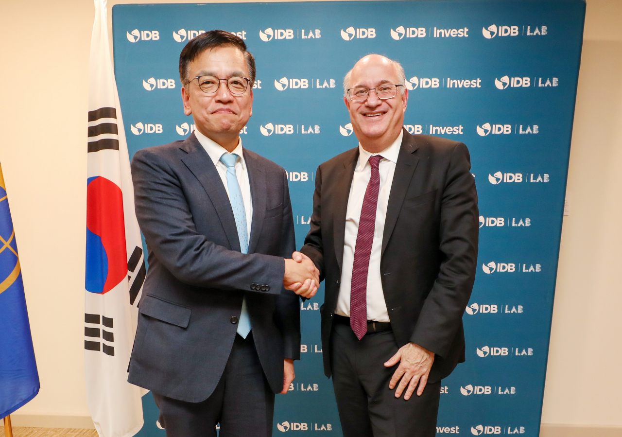 주요20개국(G20)재무장관회의 및 국제통화기금(IMF)/세계은행(WB) 춘계회의 참석차 미국 워싱턴을 방문 중인 최상목 부총리 겸 기획재정부 장관이 17일(현지시간) 미주개발은행(IDB)에서 일랑 고우드파일 미주개발은행 총재와 면담에 앞서 악수하며 기념사진을 찍고 있다. [기획재정부 제공]