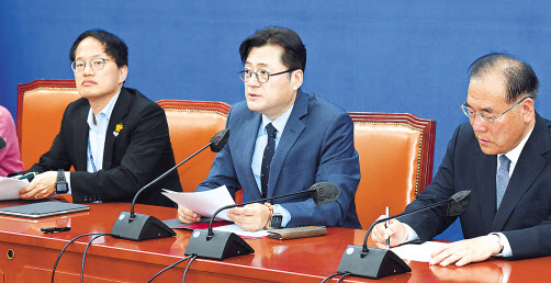 홍익표(가운데) 더불어민주당 원내대표가 18일 서울 여의도 국회에서 열린 정책조정회의에 참석해 모두발언을 하고 있다. 이상섭 기자