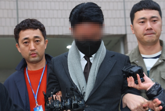 유흥주점 실장을 통해 배우 이선균 씨에게 마약을 공급한 혐의를 받는 현직 의사 A씨가 지난해 11월 27일 오후 인천시 미추홀구 인천지법에서 열린 구속 전 피의자 심문(영장실질심사)을 마친 뒤 법원을 나서고 있다. [연합]