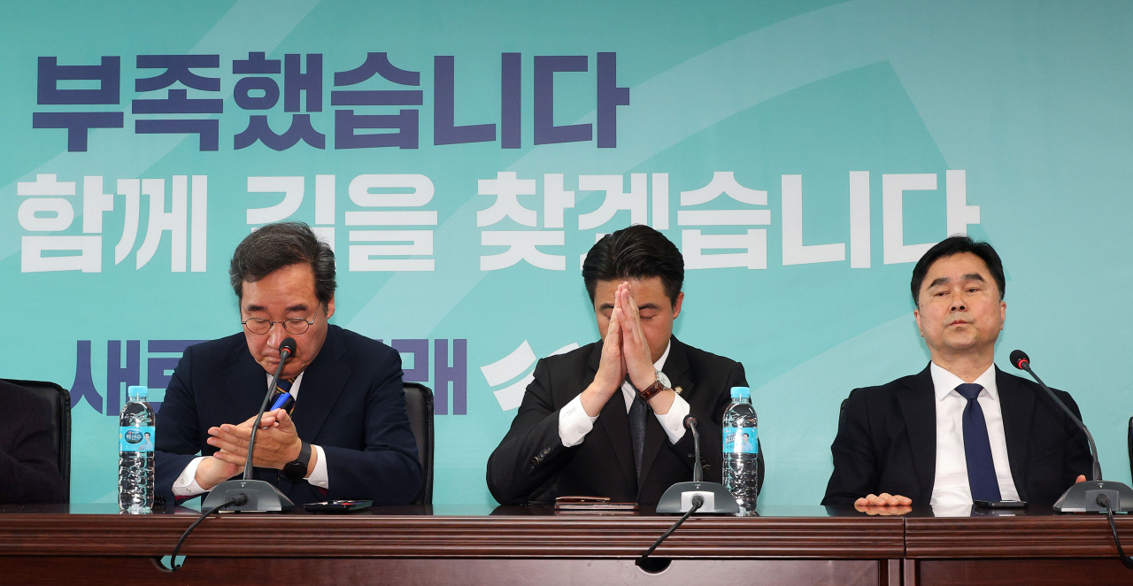 새로운미래 이낙연 대표 등이 12일 오후 서울 여의도 당사에서 열린 선대위 해단식에서 잠시 생각에 잠겨있다.[연합]