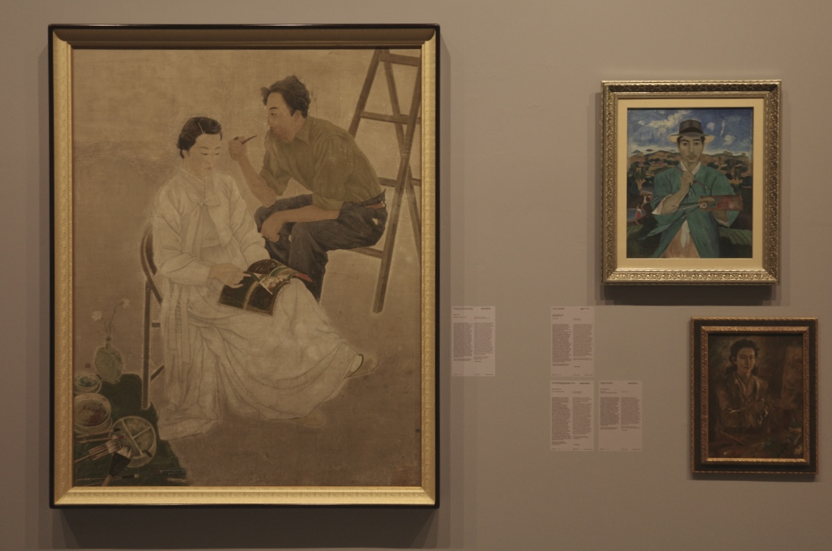 이쾌대의 1940년대작 ‘두루마기를 입은 자화상’(오른쪽)과 장우성의 1943년작 ‘화실’(왼쪽). [베니스=이정아 기자]