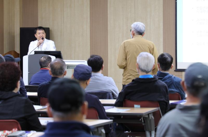 인하대병원 비뇨의학과 강동혁 교수가 전립선암 환자로부터 질문을 받는 모습.