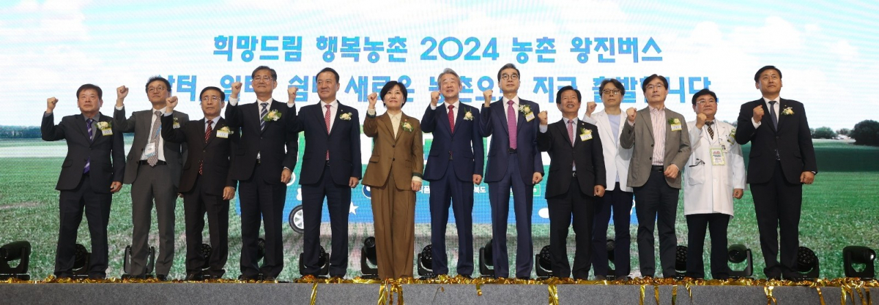 송미령(왼쪽 여섯번째) 농림축산식품부 장관과 강호동(왼쪽 일곱번째) 농협중앙회장이 18일 충북 단양군 매포체육관에서 열린 2024년 '농촌 왕진버스' 발대식에서 참석자들과 기념 촬영하고 있다. [연합]
