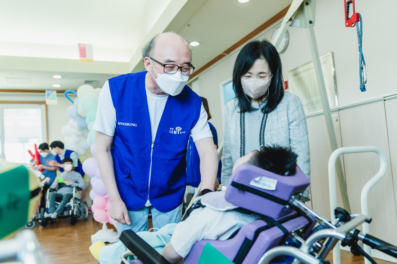 효성첨단소재 임직원들이 18일 서울시 용산구 영락애니아의 집을 찾아 봉사활동을 진행하고 있다. [효성첨단소재 제공]