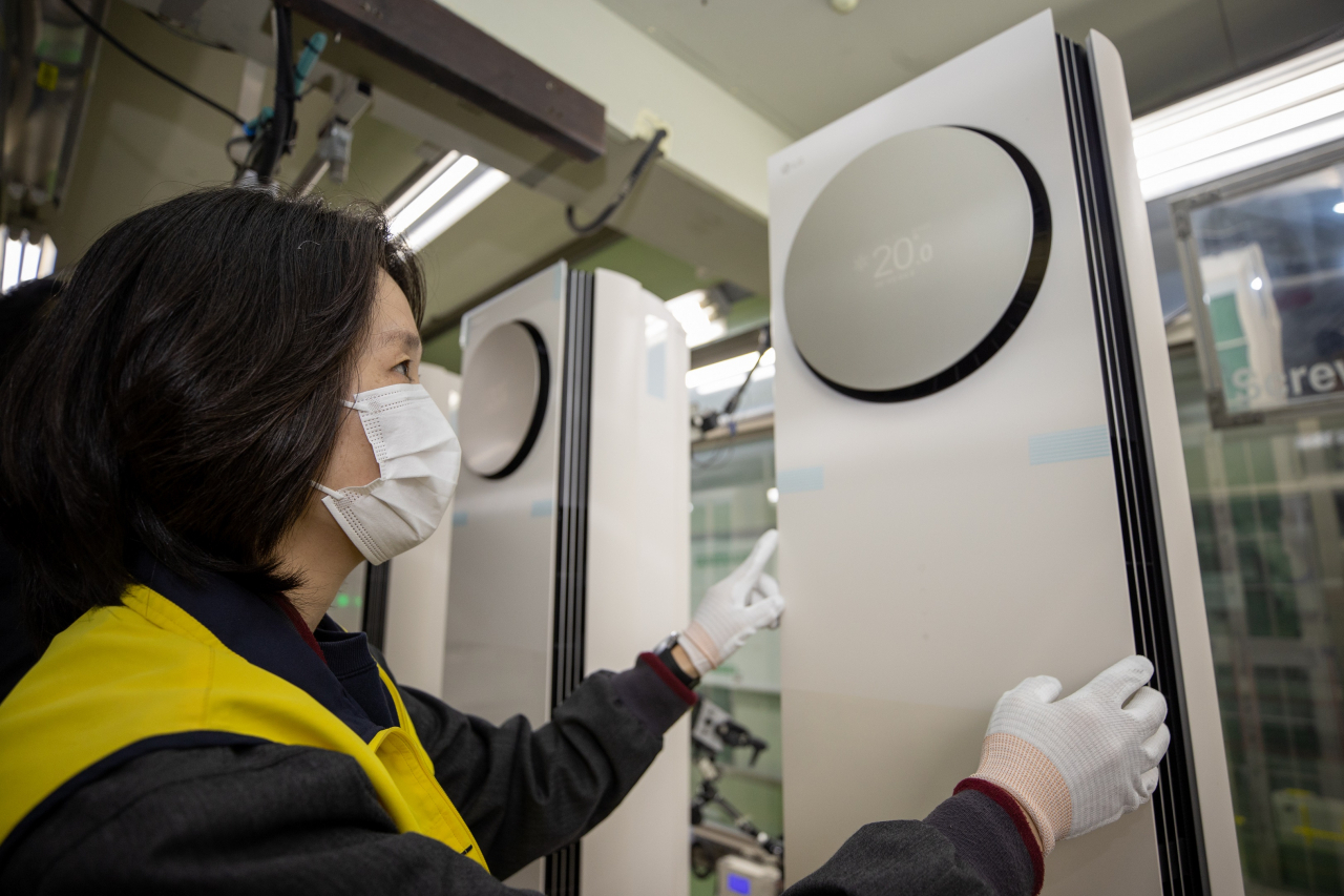 LG전자 직원이 경남 창원 LG스마트파크 에어컨 생산라인에서 ‘LG 휘센 에어컨’을 생산하고 있는 모습. [LG전자 제공]