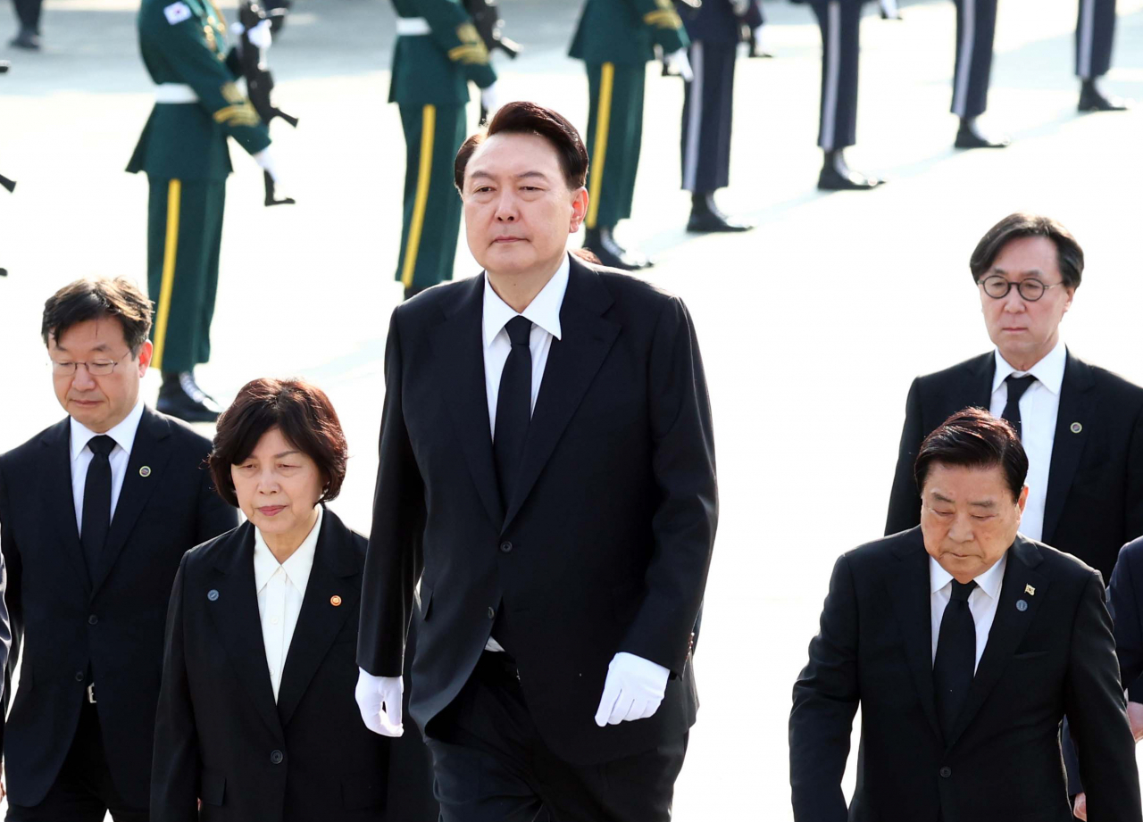 윤석열 대통령이 제64주년 4·19혁명 기념일을 맞아 19일 서울 강북구 국립4·19민주묘지에서 헌화와 분향을 위해 기념탑으로 향하고 있다. [연합]