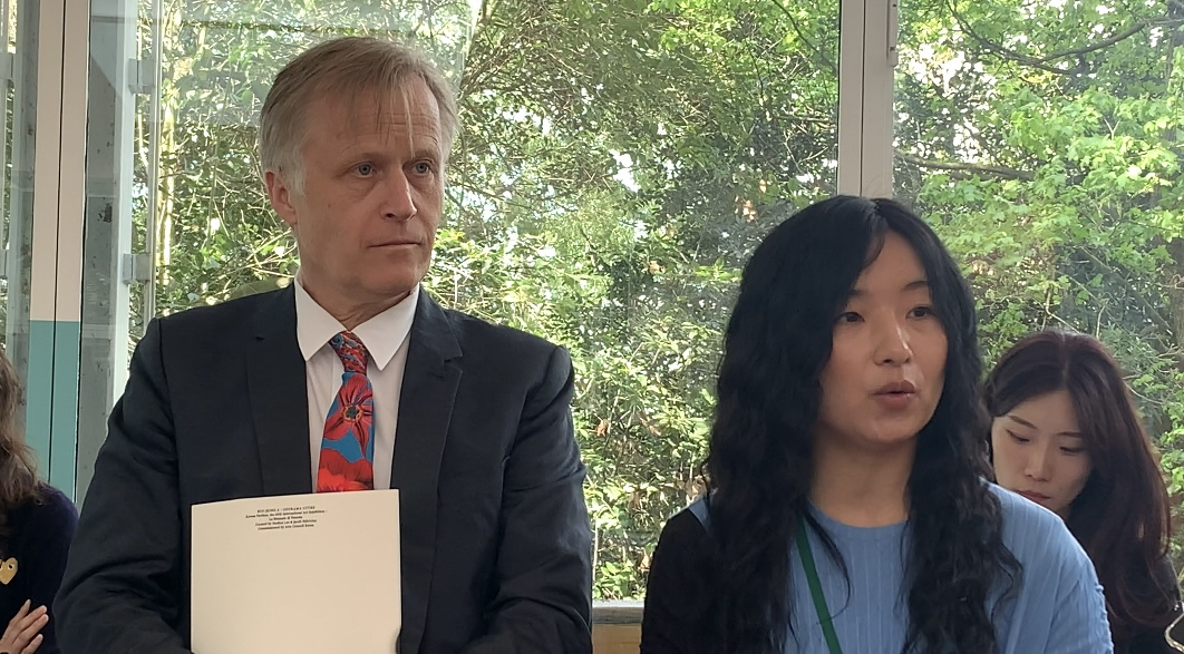 한국관 예술감독을 맡은 야콥 파브리시우스 덴마크 아트 허브 코펜하겐 관장(왼쪽)과 이설희 덴마크 쿤스트할 오르후스 큐레이터(오른쪽). [베니스=이정아 기자]