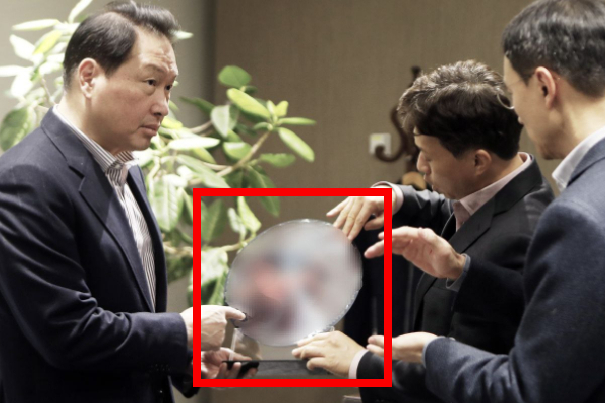 최태원 SK그룹 회장이 경기 이천시 SK하이닉스 이천캠퍼스 R&D센터를 방문했을 때 곽노정 대표이사 사장으로부터 HBM웨이퍼와 패키지에 대한 설명을 듣고 있는 모습 [SK하이닉스 제공]