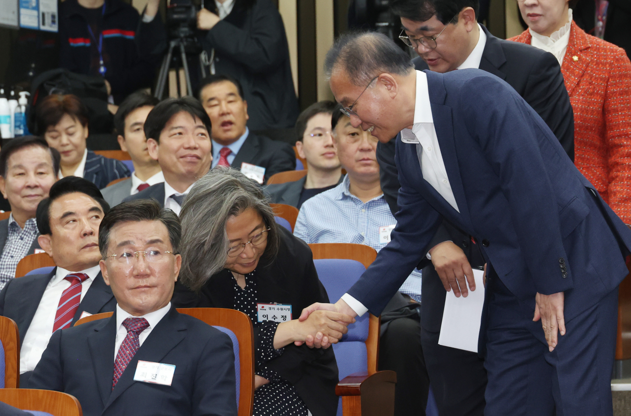 윤재옥 국민의힘 원내대표 겸 당 대표 권한대행이 19일 국회에서 열린 원외조직위원장 간담회에서경기 수원정에 출마했던 이수정 교수(경기대)와 인사하고 있다. 이날 간담회에는 4·10 총선 수도권 낙선자들을 비롯한 원외 조직위원장들이 참석했다. [연합]