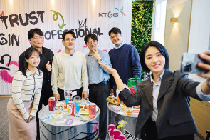 방경만(왼쪽 세 번째) KT&G 사장이 최근 직원과 ‘캐주얼 미팅’을 가지며 본격적인 소통경영에 나섰다. [KT&G 제공]