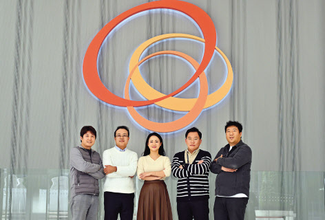 한화 글로벌부문 콘텐츠사업팀 박정호(왼쪽부터) 과장, 문범석 팀장, 윤두연 차장, 성윤수 과장, 고길남 과장이 최근 서울 중구 한화빌딩에서 헤럴드경제와 인터뷰를 가진 후 포즈를 취하고 있다. 임세준 기자