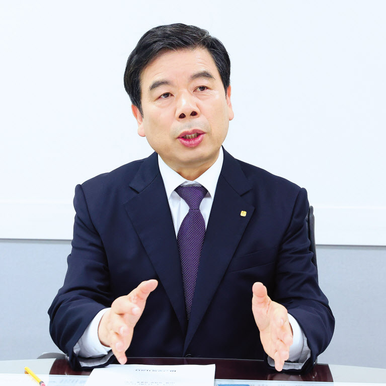 박종길 근로복지공단 이사장이 11일 서울 영등포구 근로복지공단 서울남부지사 목련관에서 헤럴드경제와의 인터뷰에 응하고 있다. 박 이사장은 올해 60주년을 맞이한 우리 산재보험제도의 실효성을 높이려면 사각지대 해소와 사중손실 방지 등 2가지 개선이 필요하다고 강조했다. [근로복지공단 제공]