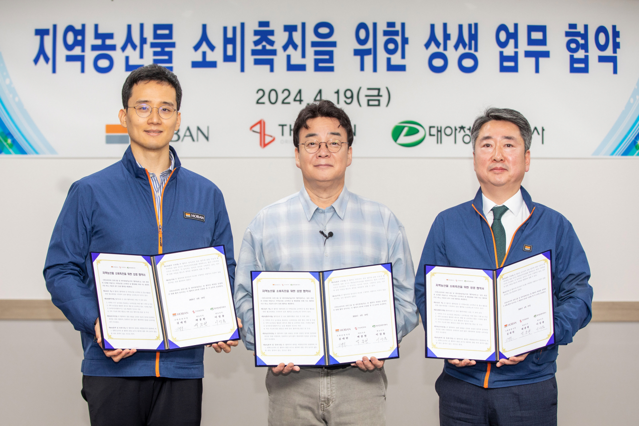 호반그룹-더본코리아-대아청과 농산물 소비 촉진을 위한 업무협약식 기념사진. 사진 왼쪽부터 김대헌 호반그룹 기획총괄사장, 백종원 더본코리아 대표, 이상용 대아청과 대표. [호반그룹]