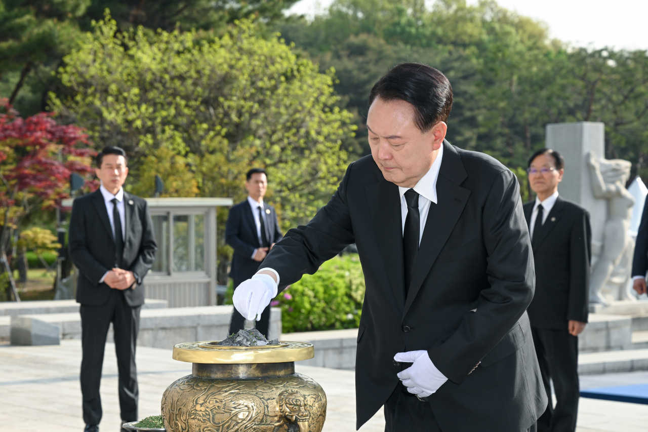 윤석열 대통령이 19일 서울 강북구 국립4·19민주묘지 기념탑에서 분향하고 있다. [연합]