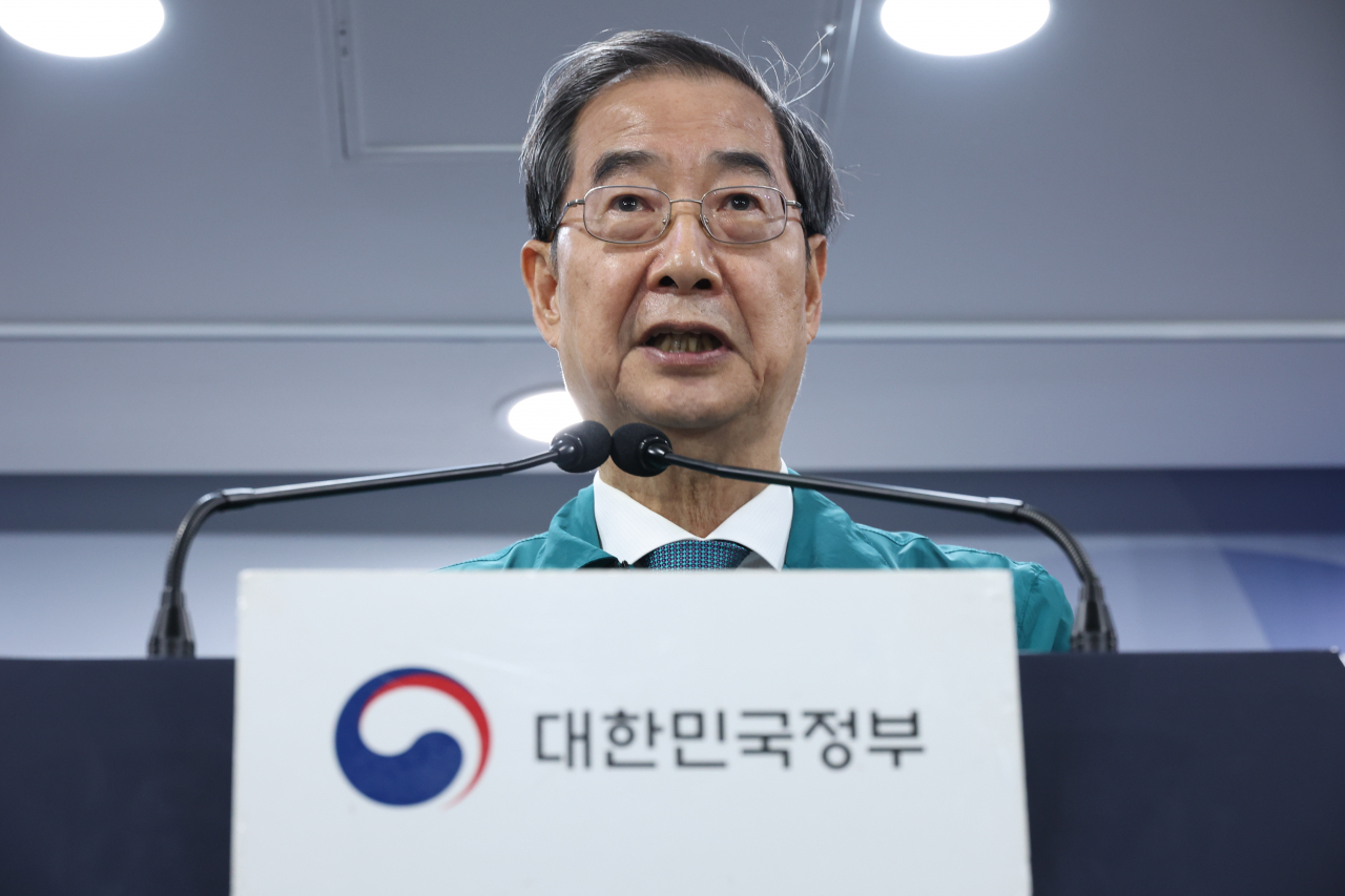 한덕수 국무총리가 19일 오후 서울 종로구 정부서울청사에서 열린 의과대학 증원관련 특별 브리핑에 참석해 거점국립대 총장들이 건의한 의대 정원 조정 건의에 대한 정부의 입장을 설명하고 있다. 연합뉴스