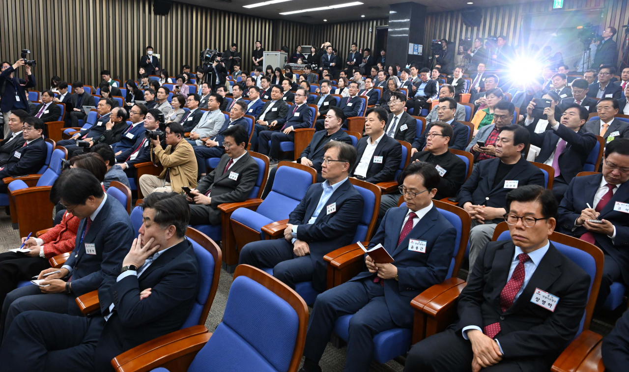 19일 오전 서울 여의도 국회에서 국민의힘 원외조직위원장 간담회가 열린 가운데 참석자들이 윤재옥 원내대표 겸 당대표 권한대행의 발언을 듣고 있다. 이상섭 기자