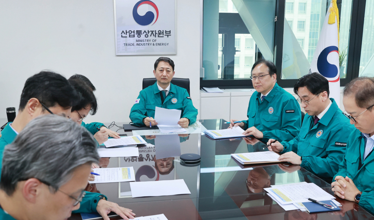 안덕근 산업통상자원부 장관이 19일 정부서울청사 집무실에서 중동 사태 관련 긴급 상황 점검회의를 주재하고 있다.[산업통상자원부 제공]