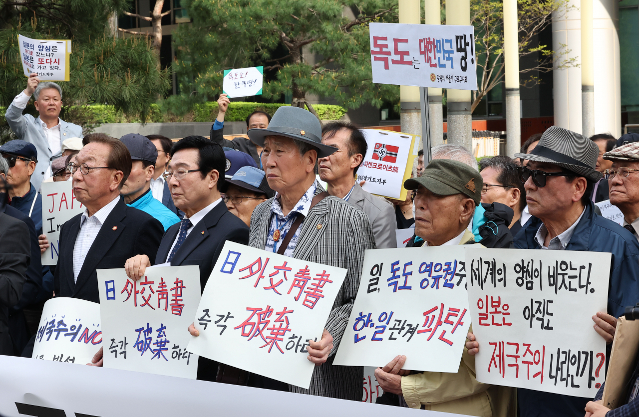 위안부 부정·독도 영유권 주장 日교과서 검정 통과…정부 