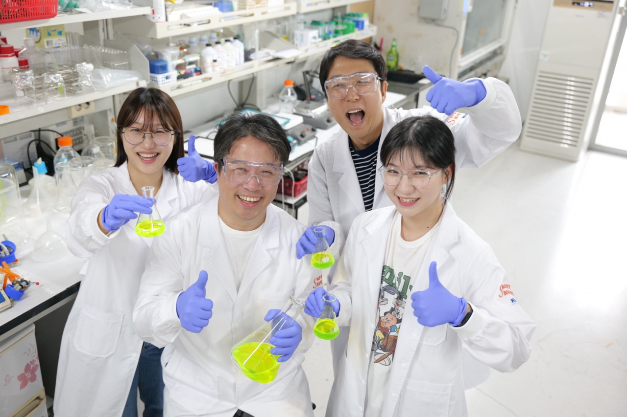 이해신 석좌교수와 제품개발에 참여한 젊은 과학도들. 왼쪽부터 주헬렌 연구원, 이해신 교수, 양한열 연구원, 김은우 연구원.[KAIST 제공]