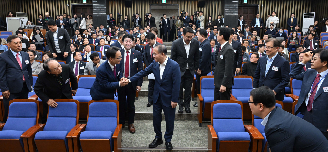 윤재옥 국민의힘 원내대표 겸 당대표 권한대행이 19일 오전 서울 여의도 국회에서 원외조직위원장 간담회에 참석해 참석자들과 악수를 하고 있다. 이상섭 기자