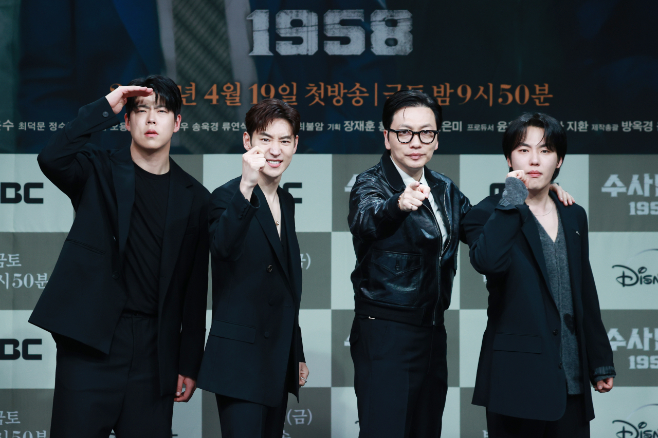 18일 오후 서울 마포구 MBC 골든마우스홀에서 열린 MBC 새 금토드라마 '수사반장 1958' 제작발표회에서 출연 배우들이 포즈를 취하고 있다. 왼쪽부터 최우성, 이제훈, 이동휘, 윤현수. [연합]