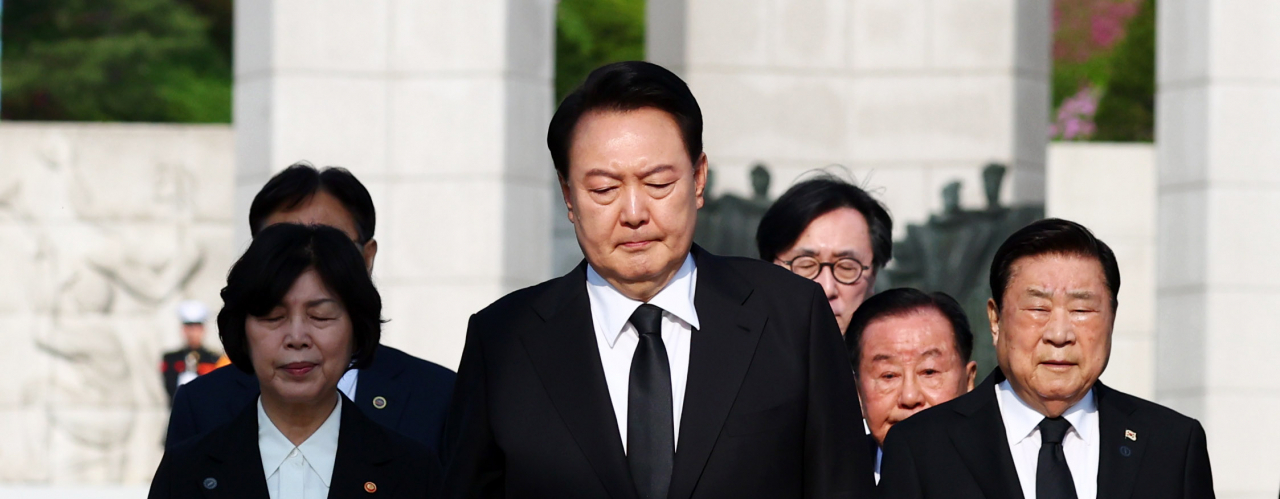 윤석열 대통령이 19일 서울 강북구 국립4·19민주묘지에서 기념탑에 헌화와 분향을 마치고 나오고 있다. [연합]