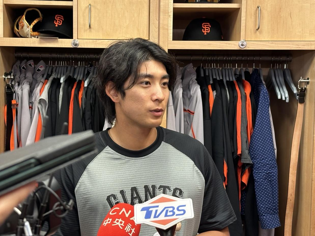 미국프로야구 메이저리그(MLB) 이정후(25·샌프란시스코 자이언츠)가 지난 3일(한국시간) 미국 캘리포니아주 로스앤젤레스(LA) 다저스타디움에서 LA 다저스와 방문경기 2차전을 앞두고 외신들과 인터뷰하고 있다. [연합]