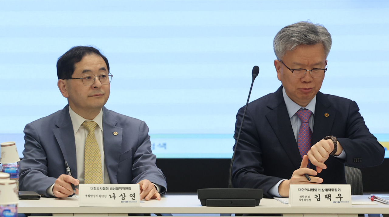 20일 오후 서울 용산구 대한의사협회에서 열린 대한의사협회 비상대책위원회 회의에서 김택우 대한의사협회 비상대책위원회 위원장 등 참석자들이 회의 시작을 기다리고 있다. [연합]