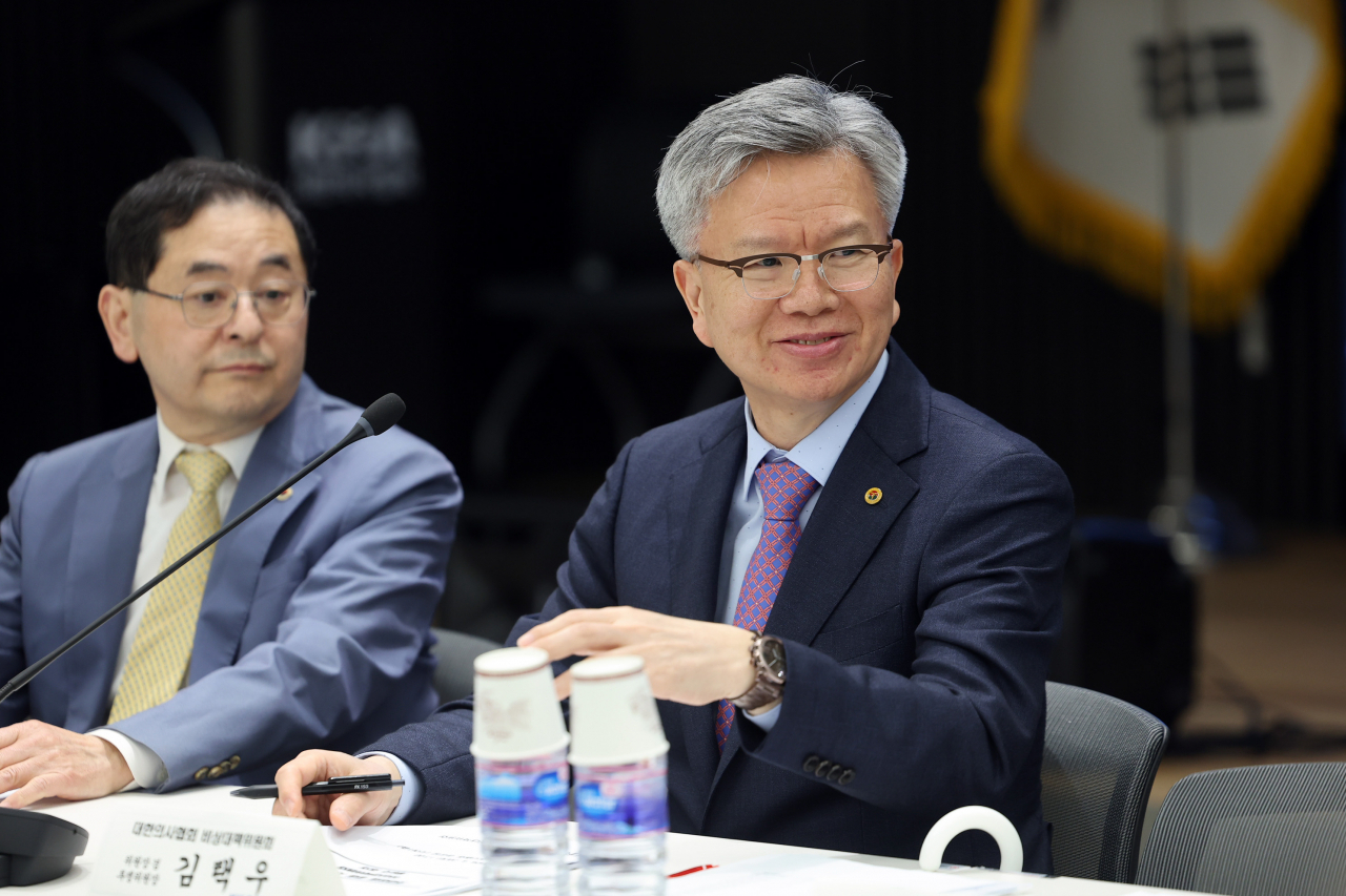 20일 오후 서울 용산구 대한의사협회에서 열린 대한의사협회 비상대책위원회 회의에서 김택우 대한의사협회 비상대책위원회 위원장 등 참석자들이 회의 시작을 기다리고 있다. [연합]