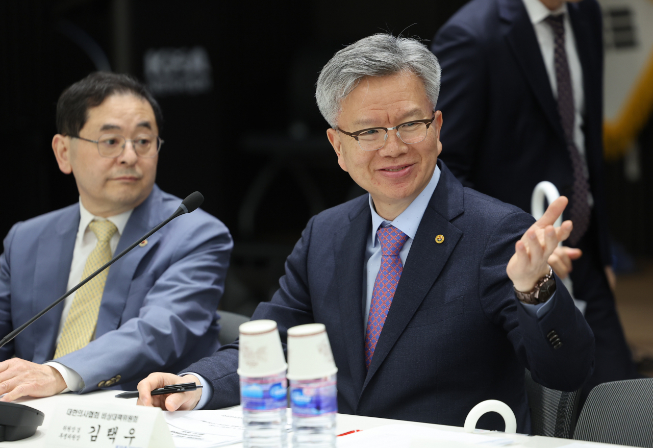 20일 오후 서울 용산구 대한의사협회에서 열린 대한의사협회 비상대책위원회 회의에서 김택우 대한의사협회 비상대책위원회 위원장 등 참석자들이 회의 시작을 기다리고 있다. [연합]