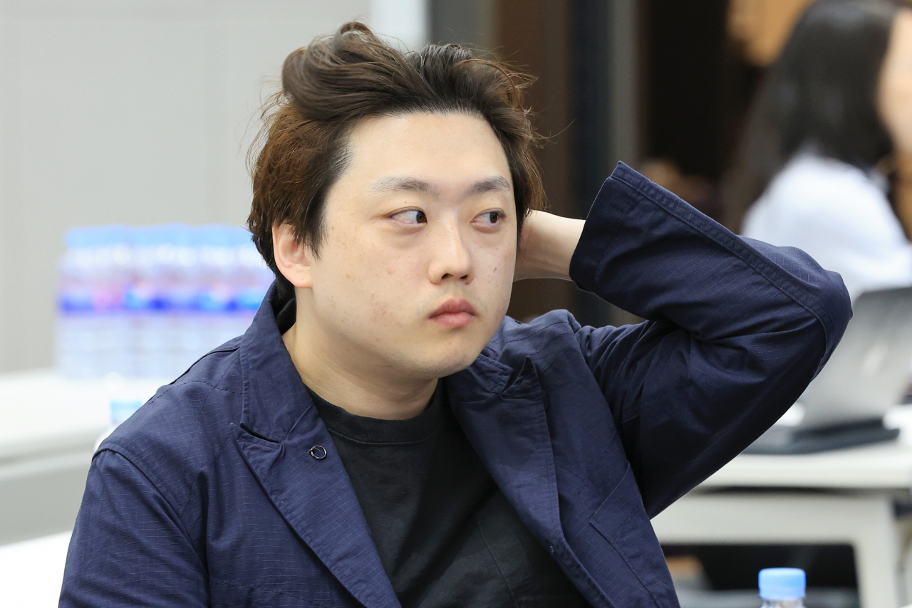 박단 대한전공의협의회 비상대책위원장이 지난 17일 서울 용산구 대한의사협회 회관에서 열린 세계의사회(WMA) 소속 젊은의사협의체(JDN) 회의 워킹 그룹 세션에 참석한 가운데 참석자 발언을 들으며 머리를 만지고 있다. [연합]
