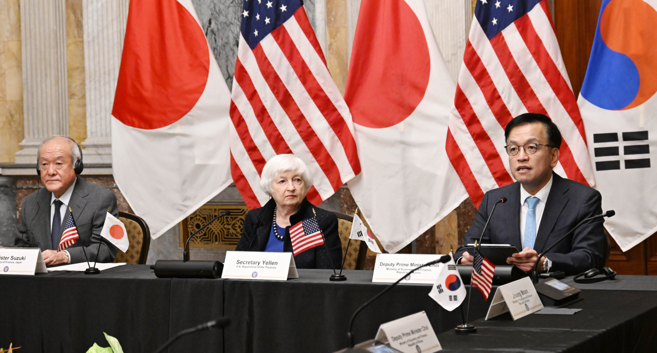 G20재무장관회의 및 IMF/WB 춘계회의 참석차 미국 워싱턴을 방문중인 최상목 부총리 겸 기획재정부 장관이 17일(현지시각) 미국 재무부에서 열린 '제1차 한.미.일 재무장관 회의'에 참석해 모두발언을 하고 있다. 가운데는 재닛 옐런 미국 재무장관, 왼쪽은 스즈키 슌이치 일본 재무장관 [기획재정부 제공]