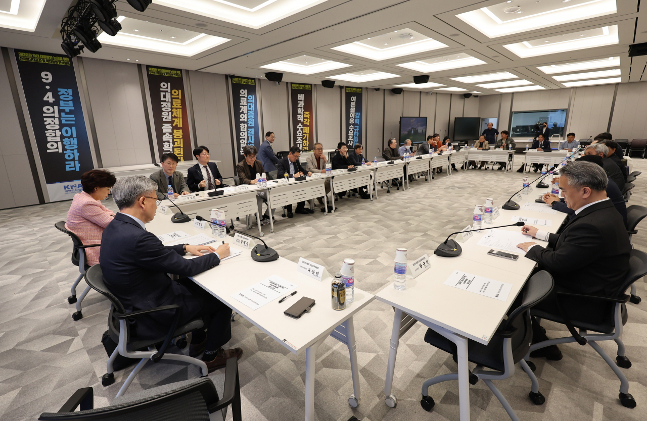 20일 오후 서울 용산구 대한의사협회에서 열린 대한의사협회 비상대책위원회 회의에서 김택우 대한의사협회 비상대책위원회 위원장 등 참석자들이 회의 시작을 기다리고 있다. [연합]