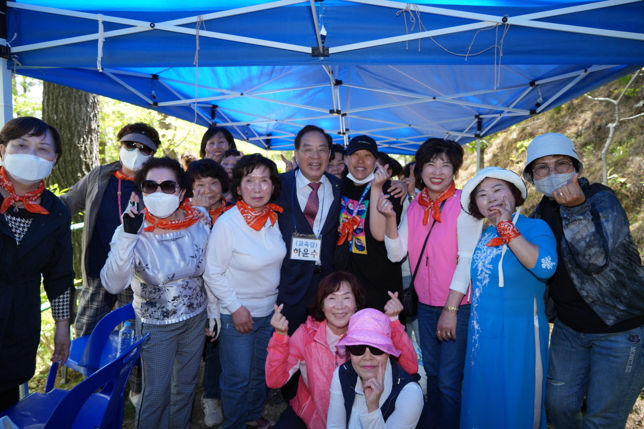 하윤수 부산시교육감(가운데)이 지난 19일 학력인정 부산예원고등학교 바자회 현장을 찾아 학생들과 기념촬영을 하고 있다. [사진=부산교육청]
