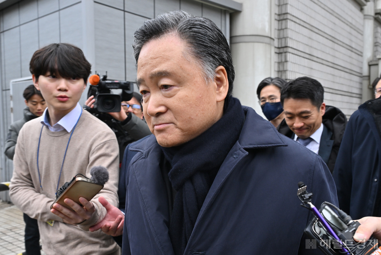 계열사 주식을 저가에 양도한 혐의로 기소된 허영인 SPC그룹 회장이 지난 2월 서울 서초구 서울중앙지법에서 열린 1심 선고공판에서 무죄 판결을 받고 법원을 나서고 있다. 임세준 기자
