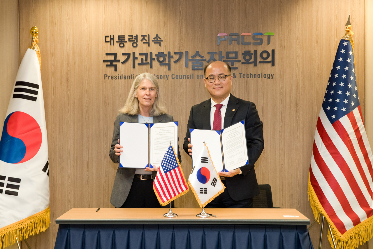 이창윤(오른쪽) 과학기술정보통신부 제1차관과 질 흐루비 미국 에너지부 핵안보 차관 겸 국립핵안보청장이 22일 국가과학기술자문회의 대회의실에서 핵확산 저항성 최적화(PRO-X) 사업 협력을 위한 공동성명서를 체결하고 있다.[과기정통부 제공]