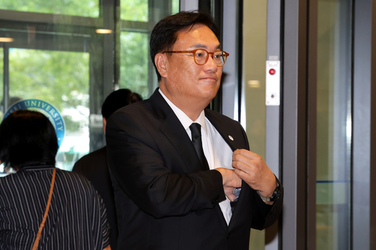 정진석 국민의힘 의원이 지난해 윤석열 대통령 부친 윤기중 연세대 명예교수의 빈소가 마련된 서울 서대문구 세브란스병원 장례식장을 찾아 조문하기 위해 이동하던 모습. 2023. 08.16 사진공동취재단