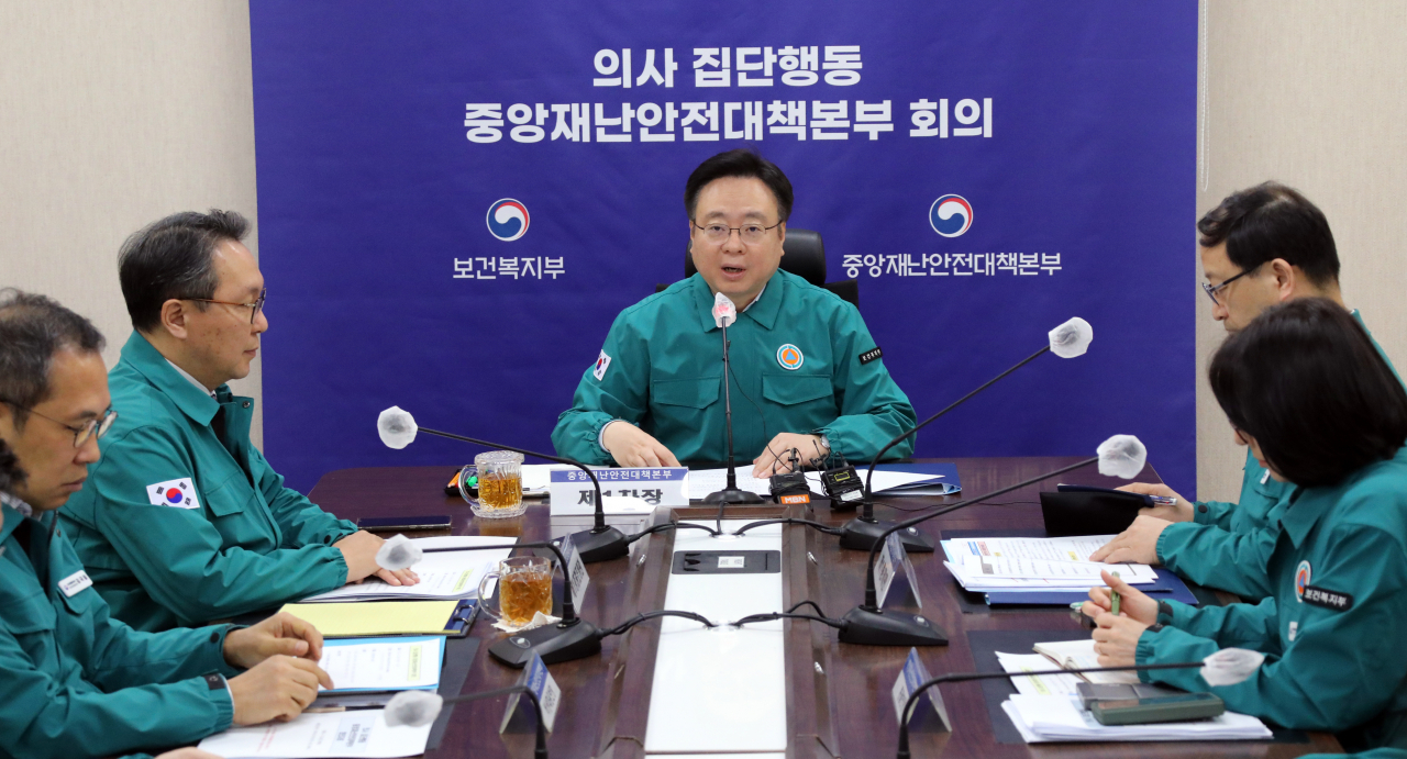 조규홍 ‘의사 집단행동 중앙재난안전대책본부(중대본)’ 제1차장(보건복지부 장관)이 22일 오전 정부세종청사에서 열린 중대본 회의를 주재하고 있다.[연합]