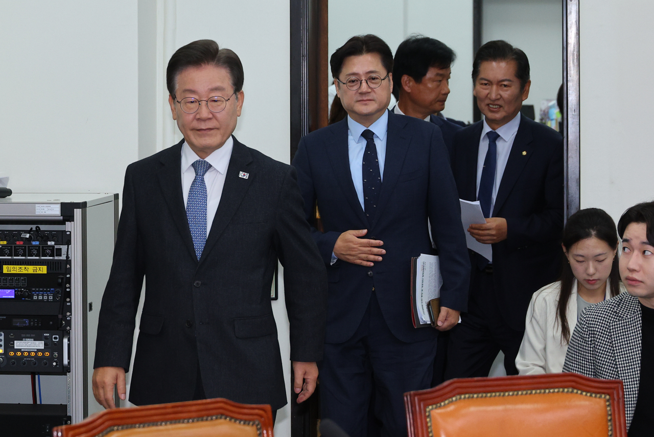 이재명 더불어민주당 대표와 홍익표 원내대표가 22일 오전 서울 여의도 국회에서 열린 최고위원회의에 입장하고 있다. [연합]
