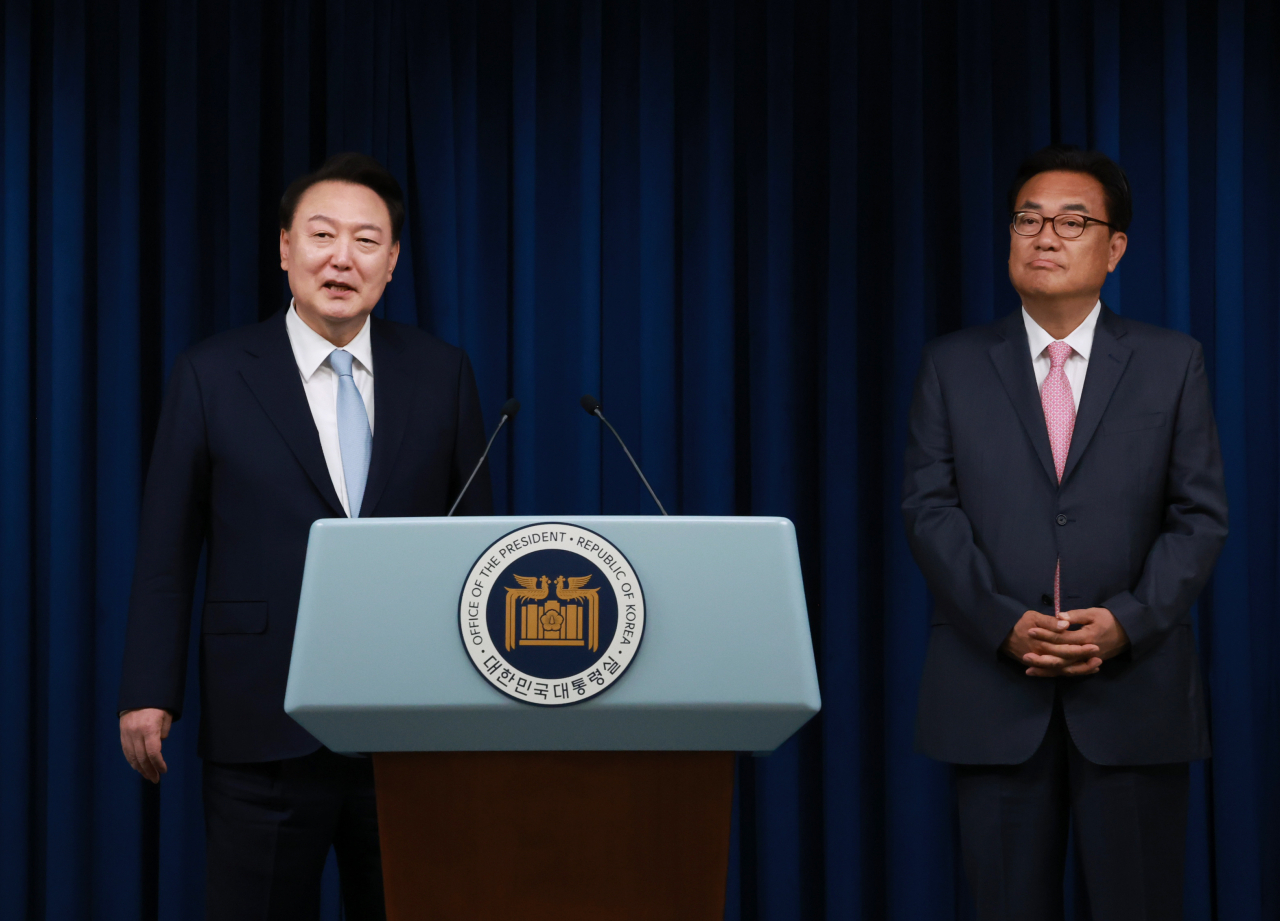 윤석열 대통령이 22일 서울 용산 대통령실 청사에서 직접 정진석 신임 대통령 비서실장을 소개하고 있다. [연합]