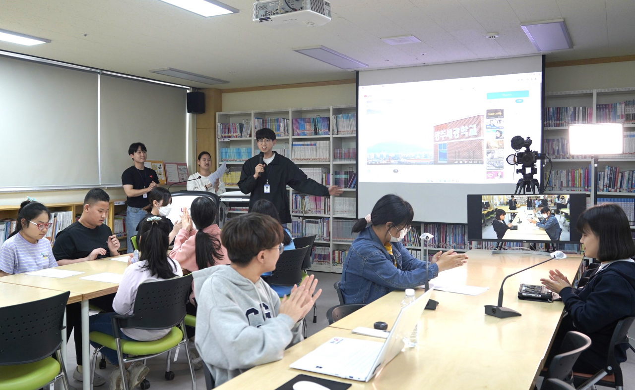 광주세광학교 방송부 학생들이 19일 LG유플러스가 기부한 스마트교탁, 노트북 등을 활용해 수업하고 있다. [LG유플러스 제공]
