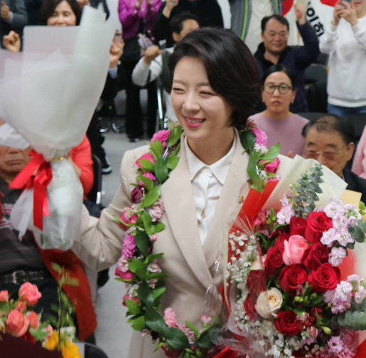 국민의힘 배현진 의원이 4·10 총선에서 서울 송파을에 당선돼 10일 꽃다발을 받고 있다. [연합]