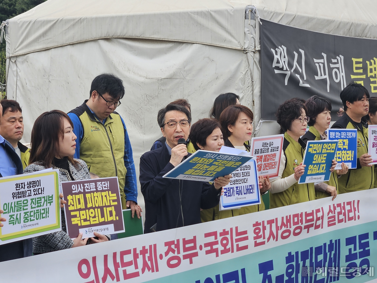 김성주 한국중증질환연합회 대표가 22일 서울 여의도 국회 앞에서 공동 기자회견을 열고 ‘진료 정상화’를 촉구하고 있다. [이용경 기자]