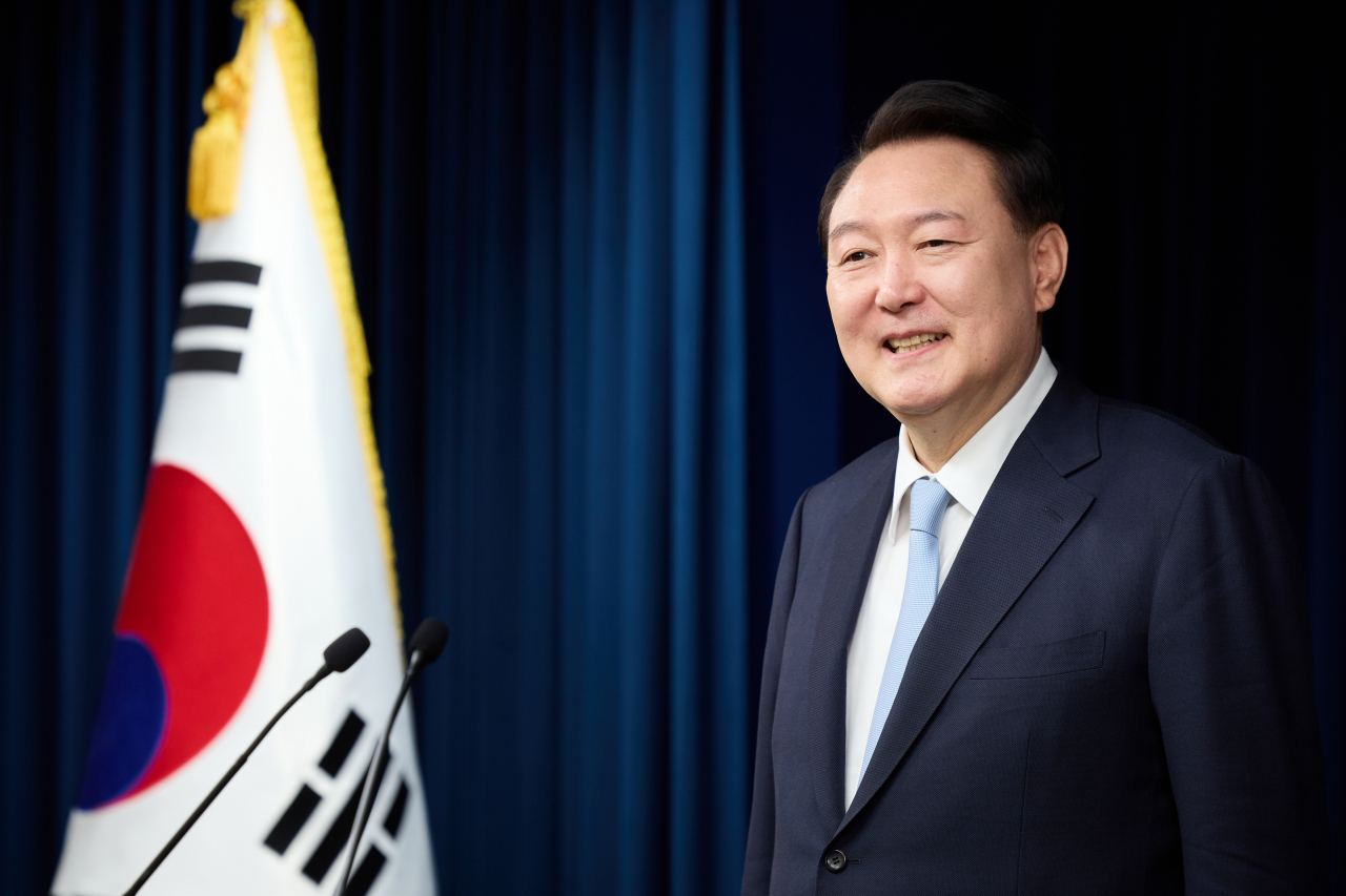 윤석열 대통령이 22일 서울 용산 대통령실 청사에서 열린 정진석 신임 대통령 비서실장 인선브리핑에 직접 참석해 미소짓고 있다. [연합]