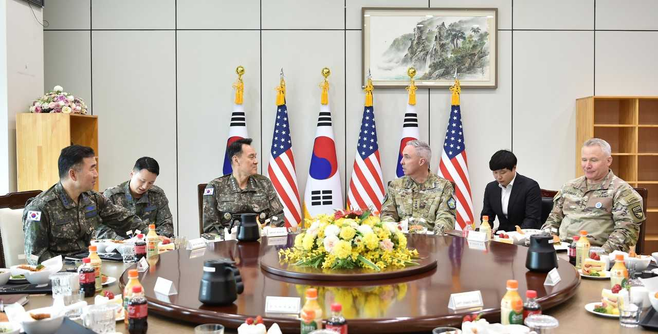김명수 합참의장이 22일 스티븐 와이팅 미 우주사령관과 폴 러캐머라 주한미군사령관(맨 오른쪽)을 접견하고, 북한의 정찰위성 발사, 북러 군사협력 강화 등 우주역량이 점증되는 가운데 한미동맹 우주정책‧작전 분야의 긴밀한 협력과 발전방안에 대해 논의했다. [합참 제공]