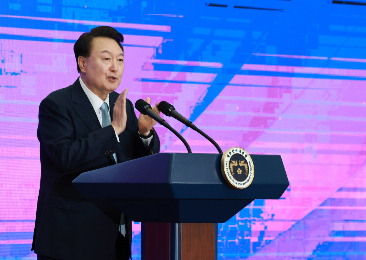 윤석열 대통령이 22일 경기도 과천시 국립과천과학관 열린 2024 과학기술·정보통신의 날 기념식에서 과학유공자를 소개하며 박수치고 있다. [연합]