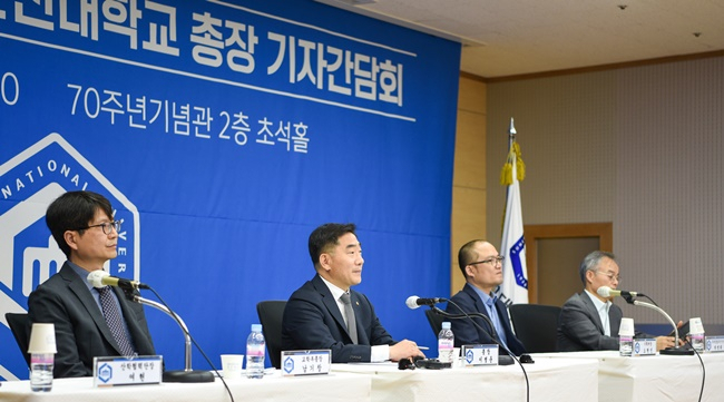 사진 왼쪽부터 교학부총장 남기창, 이병운 총장, 기획처장 오현민, 의대설립추진단장 박병희 교수. [순대 제공]