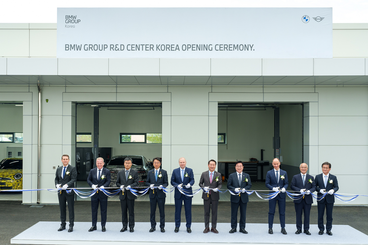 베렌트 퀘버(왼쪽부터) BMW 그룹 BMW 브랜드·상품관리 및 커넥티드 총괄 시니어 부사장, 장-필립 파랑 BMW 그룹 아시아-태평양·중동·동유럽·아프리카 지역 총괄 시니어 부사장, 오상호 한국토지주택공사(LH) 청라영종사업본부 본부장, 이용우 인천 서구을 국회의원 당선인, 요헨 골러 BMW 그룹 고객·브랜드·세일즈 부회장, 유정복 인천광역시장, 윤원석 인천경제자유구역청장, 다니엘 보트거 BMW 그룹 완성차 연구개발 총괄 시니어 부사장, 한상윤 BMW 그룹 코리아 대표이사 사장, 석상우 BMW 공식 딜러사 동성모터스 대표가 22일 열린 개소식에서 테이프 커팅을 하고 있다. [BMW 제공]