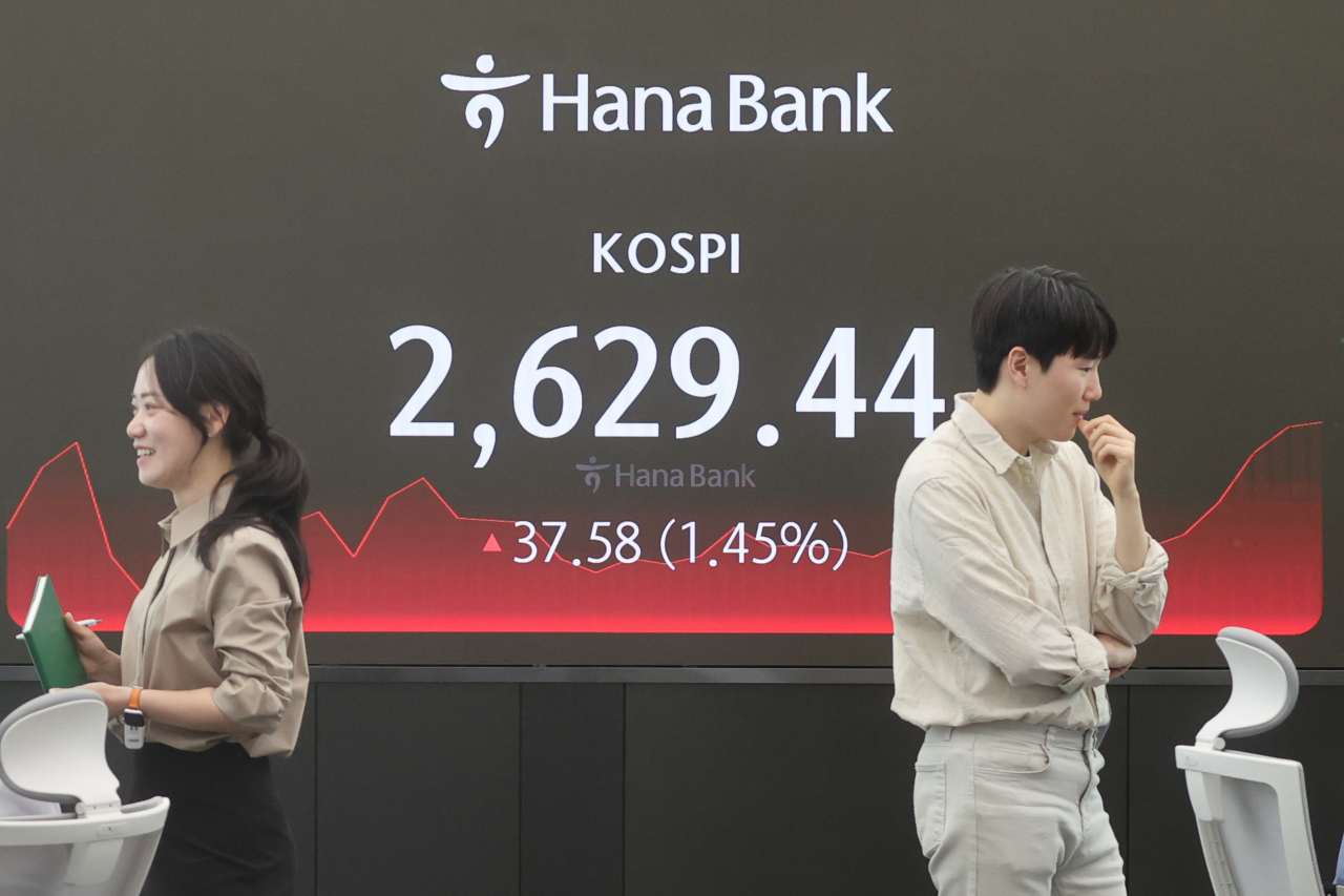 An electronic board showing the Korea Composite Stock Price Index at a dealing room of the Hana Bank headquarters in Seoul on Monday. (Yonhap)