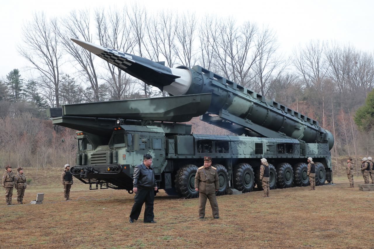 합참은 22일 오후 3시1분께 평양 일대에서 동해상으로 발사된 단거리탄도미사일(SRBM)로 추정되는 비행체 수 발을 포착했다고 밝혔다. 북한이 지난 2일 김정은 국무위원장 현지지도 아래 새로 개발한 극초음속활공비행전투부(탄두)를 장착한 신형 중장거리 고체탄도미사일 ‘화성포-16나’형의 첫 시험발사를 준비하는 모습. [평양 노동신문=뉴스1]